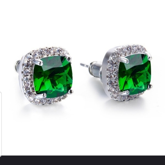 🍀🍀Elegant Emerald Green Cushion Cut CZ Studs - Picture 3 of 8